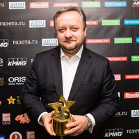 глава марки Шкода в России Любомир Найман со статуэткой на прессволле