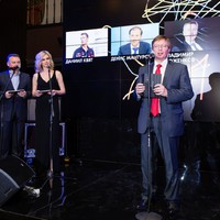 председатель жюри ТОП-5 АВТО Антон Чуйкин на сцене